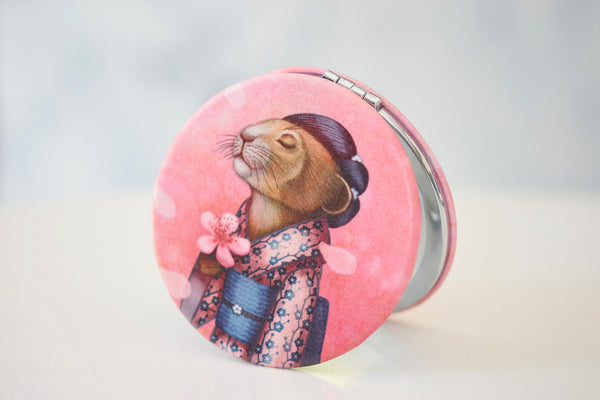 Pocket mirror "A fallen blossom never returns to the branch" (Pika)