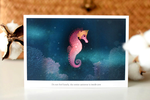 Postkaart "Ära tunne üksildust, sinus on kogu universum" (merihobuke)